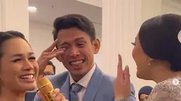 Membuat surprise manis untuk fans spesialnya sejak lama, Andien tidak hanya datang ke pesta pernikahan Digun dan Tita, namun juga menyanyikan lagu untuk mereka. (instagram.com/andienaisyah).