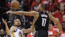Duel pemain Houston Rockets, Eric Gordon (kanan) dan pemain Golden State Warriors, Stephen Curry pada gim kelima final NBA basketball Wilayah Barat di Toyota Center, Houston, (24/5/2018). Houston menang 98-94. (AP/David J. Phillip)