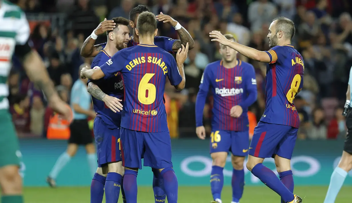 Para pemain Barcelona merayakan gol Lionel Messi saat melawan Eibar pada laga La Liga Spanyol di Camp Nou stadium, Barcelona (19/9/2017). Barcelona menang 6-1. (AFP/Pau Barrena)
