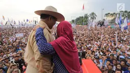 Calon presiden nomor urut 02 Prabowo Subianto berbincang dengan pendukungnya saat kampanye akbar di Lapangan Benteng Kuto Besak, Palembang, Rabu (9/4). Masyarakat Sumsel juga menyampaikan kesanggupannya memenangkan Prabowo-Sandiaga di Pilpres 17 April 2019. (Liputan6.com/Pool/Media Prabowo Sandi)