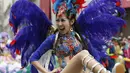 Seorang penari samba Jepang saat memeriahkan acara tahunan Karnaval Asakusa Samba ke-34 di Tokyo, Jepang, 29 Agustus 2015. Sekitar 5.000 orang berpartisipasi dalam karnaval terbesar yang ada di Jepang ini. (REUTERS/Toru Hanai)
