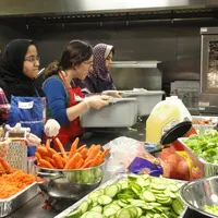 Ilustrasi relawan Muslim dan Yahudi yang siapkan makanan di perayaan Natal. (islamophobiatoday.com)