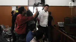 Terdakwa kasus penggguna kokain Richard Muljadi memasuki ruang sidang di PN Jakarta Selatan, Kamis (28/2). Majelis Hakim memvonis Richard Muljadi 1 tahun 6 bulan dengan dipotong masa tahanan untuk rehablitasi. (Liputan6.com/Herman Zakharia)