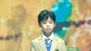 Model cilik menampilkan kreasi busana dalam sebuah peragaan busana di Hangzhou, China (24/8/2020). Peragaan busana tersebut diadakan sebagai bagian dari ajang China International Kids Fashion Week yang sedang berlangsung saat ini, menampilkan tren mode untuk pakaian anak-anak. (Xinhua/Chen Jianli)