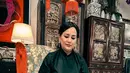 Ferry Salim dan istri juga telah menyiapkan angpao sebagai bagian dari tradisi yang selalu dinantikan oleh anak-anak mereka. Ferry mengungkapkan bahwa angpao adalah elemen utama dalam perayaan Imlek. Bahkan anjing peliharaan mereka, Bjórk, seolah ikut meramaikan suasana dengan 'meminta' angpao. (Liputan6.com/IG/@ferrysal1m)