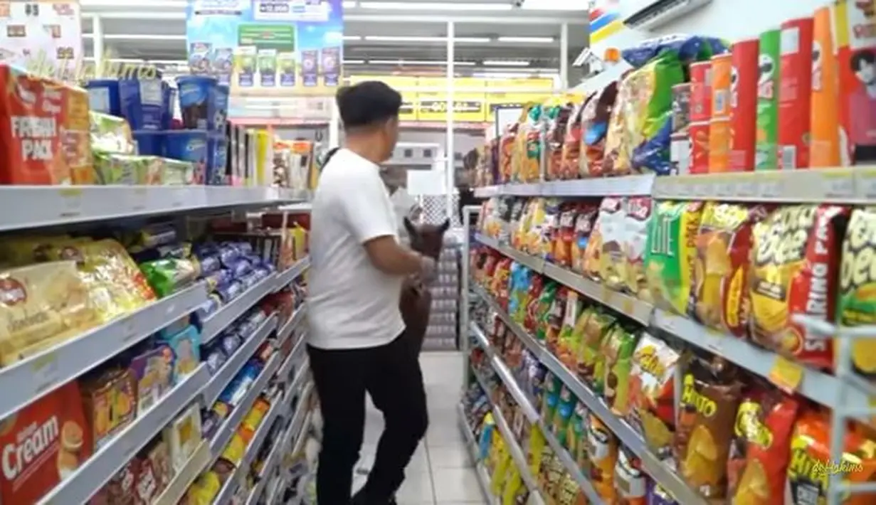 Irfan Hakim menuntun Poka menyusuri lorong-lorong makanan yang ada di dalam minimarket tersebut. (Foto: YouTube)