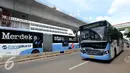 Sebuah bus Transjakarta melintas di Terminal Blok M, Jakarta Selatan, Kamis (12/1). PT Transjakarta tambah 2.000 unit bus, sehingga pada akhir tahun 2017 jumlah bus yang dimiliki bisa mencapai 3.300 unit. (Liputan6.com/Gempur M. Surya)