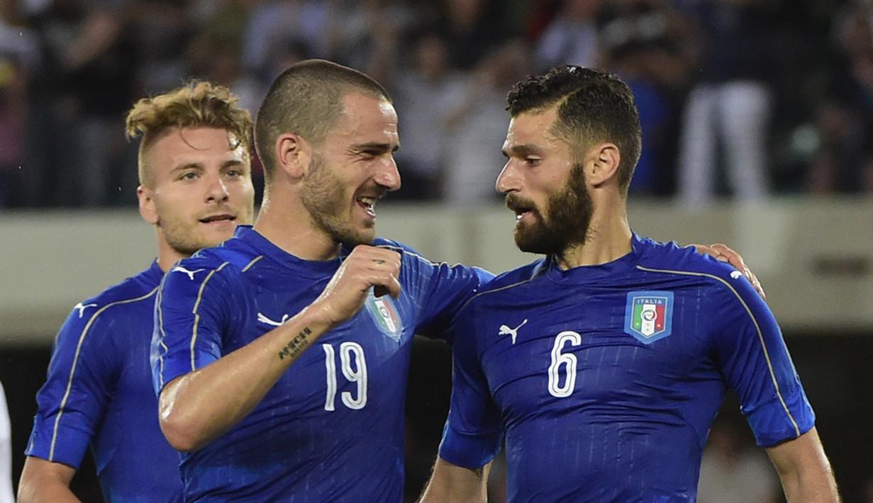 Pemain Italia merayakan gol yang dicetak Antonio Candreva (kanan) ke gawang Finlandia pada laga persahabatan di Stadion Marc'Antonio Bentegodi, Verona, Selasa (7/6/2016) dini hari WIB. (AFP/Olivier Morin)