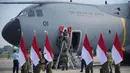 Prajurit TNI AU bersiap mengikuti upacara peresmian pesawat kargo militer Airbus A400M TNI AU yang baru tiba di Pangkalan Udara Halim Perdanakusuma, Jakarta, Indonesia, Senin 3 November 2025. Unit kedua A400M dijadwalkan akan tiba pada tahun 2026. (AP Photo/Achmad Ibrahim)