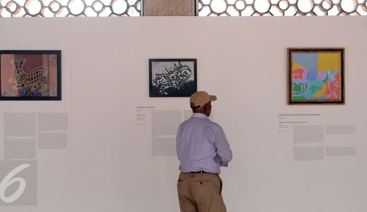 Warga melihat beragam hasil seni kaligrafi yang dipamerkan di area Masjid Istiqlal di Jakarta, Jumat (24/2). Pameran ini untuk memeriahkan Milad Masjid Istiqlal dan berlangsung hingga 27 Februari. (Liputan6.com/Helmi Fithriansyah)