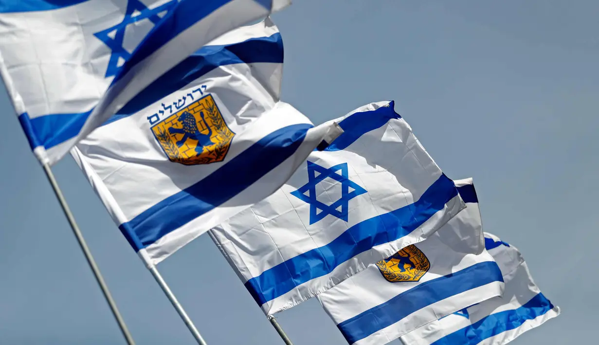 Bendera Israel berkibar di dekat Gerbang Jaffa di Kota Tua Yerusalem (20/3). Gerbang ini adalah salah satu dari delapan gerbang utama yang menuju ke Kota Lama Yerusalem. (AFP Photo/Thomas Coex)