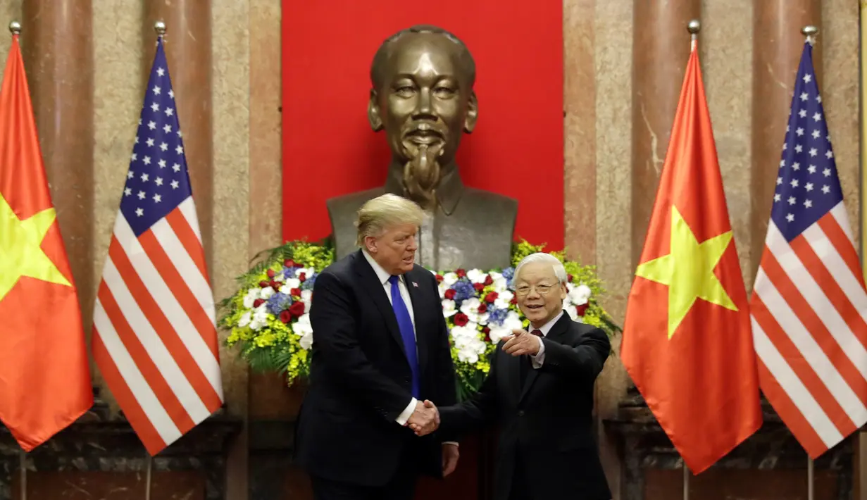 Presiden AS, Donald Trump bersalaman dengan Presiden Vietnam Nguyen Phu Trong di Istana Kepresidenan di Hanoi (27/2). Kunjungan Trump ke Vietnam untuk melakukan pertemuan tingkat tinggi dengan Pemimpin Korut, Kim Jong-un. (AP Photo/Evan Vucci)