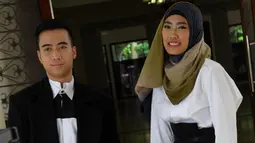 Alika dan Vidi Aldiano saat bersiap syuting di kawasan masjid Al-Bina Senayan, Jakarta, Kamis, (9/4/2015). Alika akan merilis single religi berjudul "Akhirnya" feat Vidi Aldiano. (Liputan6.com/Faisal R Syam)