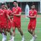 Elkan Baggott yang sempat lama absen dari skuad Garuda, tampak mengikuti latihan bersama rekan-rekannya. Tampak dalam foto, pemain Timnas Indonesia, Elkan Baggott (tengah) saat mengikuti sesi latihan perdana di Lapangan Stadion Madya, Kompleks Gelora Bung Karno, Senayan, Jakarta, Selasa (24/3/2026). (Bola.com/M Iqbal Ichsan)
