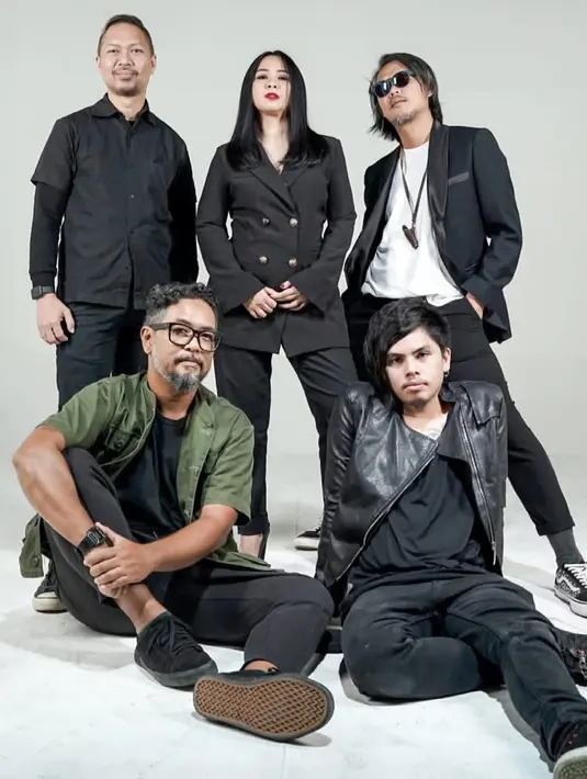 Belum lama ini kolaborasi antara Cokelat Band dan Astrid sudah diunggah dalam kanal YouTube. Diunggah sejak 22 April 2021, kini telah banyak puluhan ribu netizen. Dalam penampilannya, Astrid bawakan lagu berjudul Jauh dengan aransemen akustik. (Liputan6.com/IG/cokelat_band)