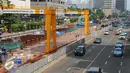 Sejumlah kendaraan melintas di Jalan MH Thamrin Jakarta, Jumat (1/1/2016). Usai perayaanpergantian tahun 2016, sejumlah ruas jalan protokol di Jakarta terlihat lengang. (Liputan6.com/Helmi Fithriansyah)