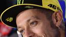 Pebalap Movistar Yamaha, Valentino Rossi, menghadiri jumpa pers jelang GP Aragon di Alcaniz, Aragon, Kamis (21/9/2017). Rossi dinyatakan lolos tes medis untuk mengikuti balapan MotoGP Aragon. (AFP/Javier Soriano)