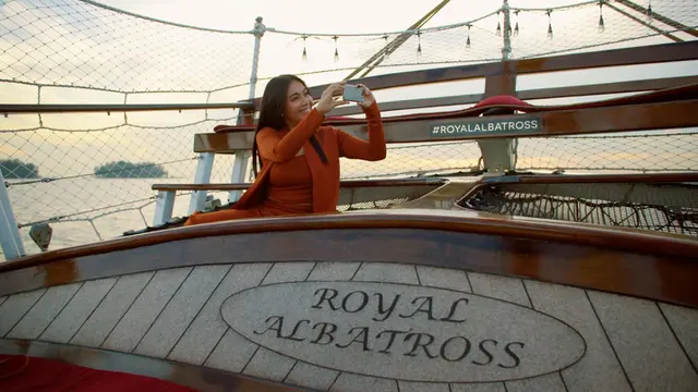 Denada menikmati makan malam dengan pemandangan matahari terbenam di Royal Albatross