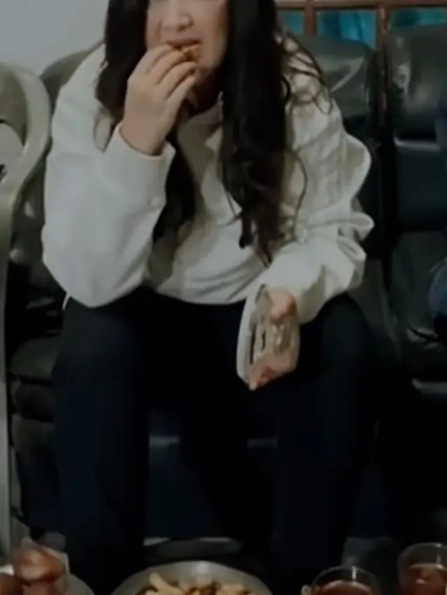 Nafa Urbach makan jajanan (Instagram/nafaurbach)