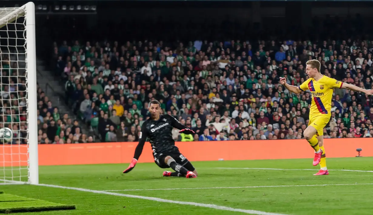 Gelandang Barcelona, Frenkie de Jong mencetak gol ke gawang Real Betis pada lanjutan Liga Spanyol pekan ke-23 di Benito Villamarin, Minggu (9/2/2020). Diwarnai dua kartu merah, Barcelona mememangkan duel menegangkan lawan Real Betis 3-2. (AP/Miguel Morenatti)