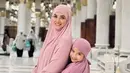 Ririn Ekawati nampak kenakan khimar dan hijab panjang berwarna pink sambil dipeluk oleh sang putri [@ririnekawati]