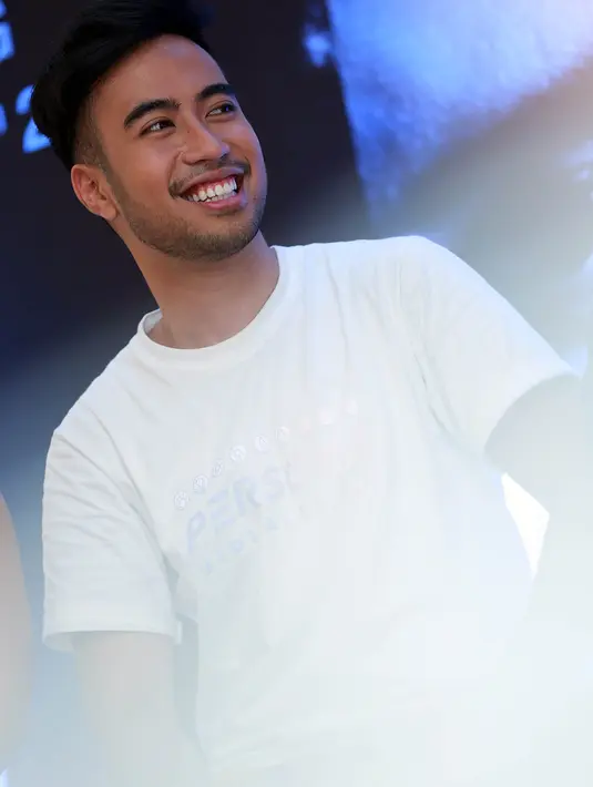 Sebagai musisi, ia mengaransemen ulang lagu Definisi Bahagia. Lagu itu sebagai 'soundtrack' program yang ia gagas bersama beberapa orang temannya semasa kecil. (Deki Prayoga/Bintang.com)