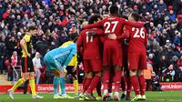 Para pemain Liverpool merayakan gol yang dicetak Mohamed Salah ke gawang Watford pada laga Premier League di Stadion Anfield, Liverpool, Sabtu (14/12). Liverpool menang 2-0 atas Watford. (AFP/Paul Ellis)