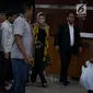 Istri Ketua DPR Setya Novanto, Deisti Astriani Tagor berjalan usai menjalani pemeriksaan di KPK, Jakarta, Senin (20/11). Deisti diperiksa sebagai saksi untuk tersangka Dirut PT Quadra Solution, Anang Sugiana Sudihardjo. (Liputan6.com/Faizal Fanani)