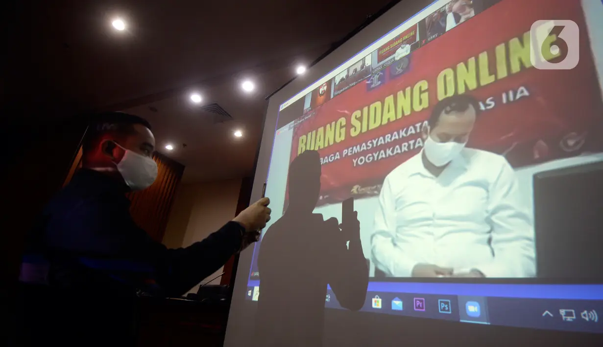 Terdakwa Jaksa Kejaksaan Negeri Yogyakarta nonaktif, Eka Safitra mendengarkan kuasa hukumnya membacakan Pledoi saat sidang vidco di Gedung KPK, Jakarta, Rabu (29/4/2020). Eka diduga menerima suap terkait lelang proyek pada Dinas Pekerjaan PUPKP Kota Yogyakarta TA 2019. (merdeka.com/Dwi Narwoko)
