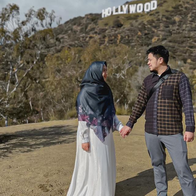 7 Potret Oki Setiana Dewi dan Suami yang Jarang Tersorot, Mesra Banget