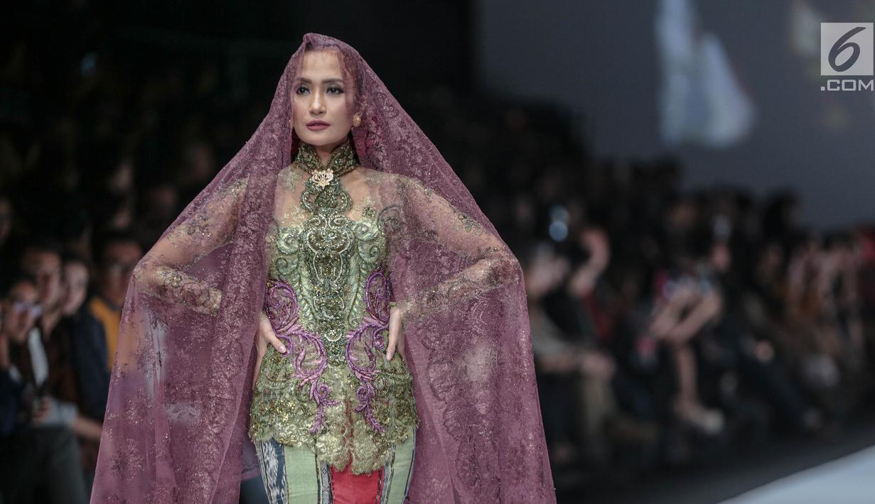 Model memperagakan busana rancangan Anne Avantie yang bertajuk Badai Pasti Berlalu pada perhelatan Jakarta Fashion Week 2019 di Senayan City, Selasa (23/10). (Liputan6.com/Faizal Fanani)