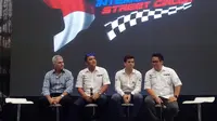 Momen petinggi Dorna, Carlos Ezpeleta hadir ke Jakarta pada akhir tahun 2019. (Hendry Wibowo/Bola.com)