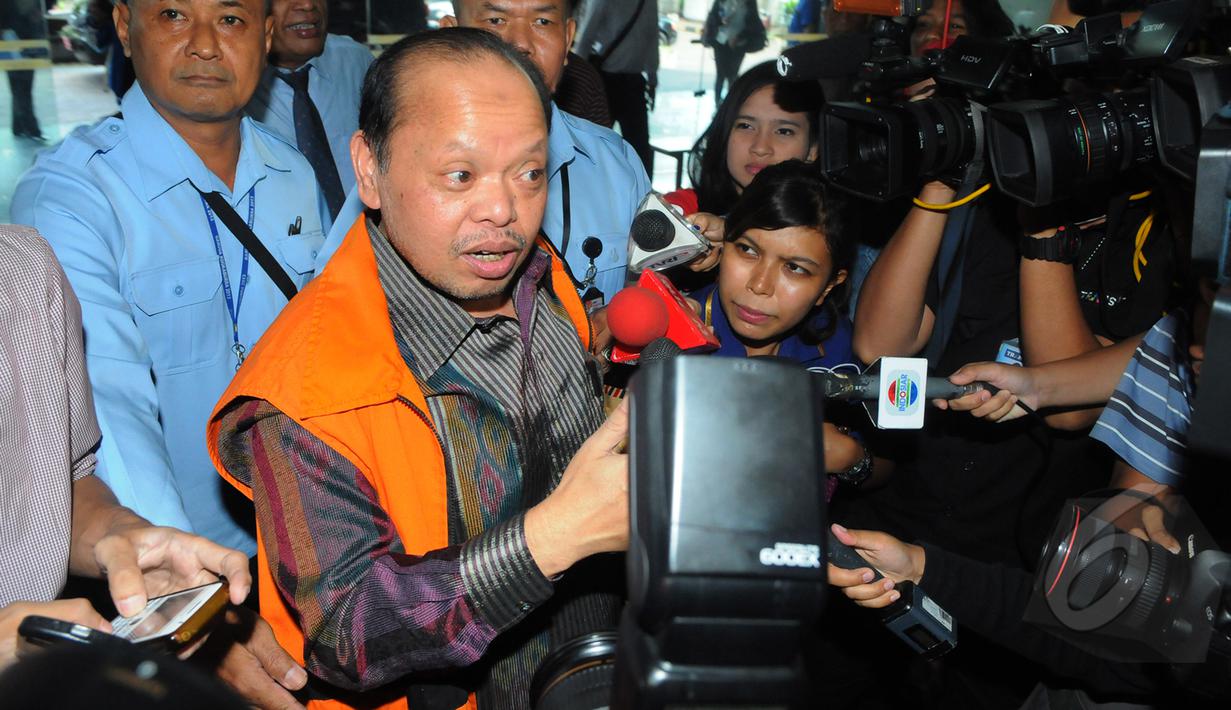 Sutan Bhatoegana saat tiba di Gedung Pengadilan Tipikor, Jakarta, Senin (6/4/2015). Sutan, tersangka kasus dugaan penerimaan hadiah terkait penetapan APBN-P Kementerian ESDM di DPR RI. (Liputan6.com/Herman Zakharia)