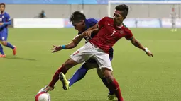 Pemain Indonesia U-23, Ahmad Nufiandani (7) berebut bola dengan pemain Filipina U-23. (Bola.com/Arief Bagus)