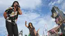 Di tengah keramaian Konser Gue 2, tetap dengan semangat yang menggebu Slank kembali tampil bersama Steven Jam dengan membawakan lagunya yang berjudul Begitu Saja. (Bambang E. Ros/Bintang.com)