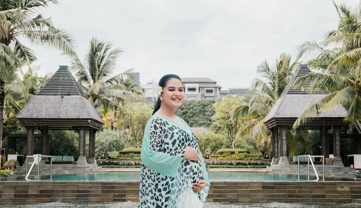 Dibantu oleh fashion stylist Doley Tobing, Kahiyang Ayu tampil cantik dalam balutan maxi dress dengan kerah v-neck rendah warna biru. (Instagram/garyevan).
