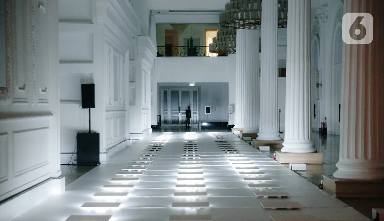Pengunjung saat menghadiri pameran seni berbasis teknologi berwujud sorotan cahaya futuristik 'Wave of Tomorrow' di Jakarta, Sabtu (21/12/2019). Di mana karya seni tersebut menyoroti yang terjadi di masa kini dan memprediksi apa yang akan terjadi di masa depan. (Liputan6.com/Faizal Fanani)