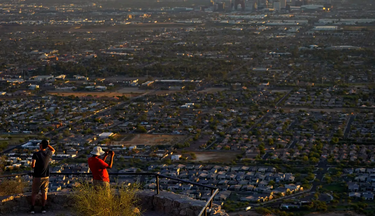 Suhu panas tanpa henti dan berbahaya yang mencapai 110 derajat atau lebih siap memecahkan rekor untuk Phoenix dan kota-kota besar di AS. (AP Photo/Matt York)