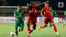 Penyerang Persebaya Surabaya, Samsul Arif (kiri), berebut bola dengan bek Persik Kediri, OK John (kanan), pada laga Piala Menpora 2021 di Stadion Si Jala Harupat, Bandung, Selasa (23/3/2021). (Bola.com/M Iqbal Ichsan)