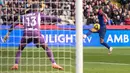 Pemain Barcelona, Lamine Yamal mengontrol bola dalam laga lanjutan Liga Spanyol 2024/2025 melawan Deportivo Alaves di Estadi Olimpic Lluis Companys, Barcelona, Spanyol, Minggu (02/02/2025) waktu setempat. (AFP/Josep Lago)