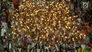 Umat muslim mengikuti pawai obor menyambut Tahun Baru Islam 1441 H pada acara Jakarta Muharram Festival di kawasan Bundaran HI, Jakarta, Sabtu (31/8/2019). Pawai yang diikuti 4000 peserta dengan obor elektrik dimeriahkan dengan berbagai rangkaian acara. (merdeka.com/Imam Bukhori)