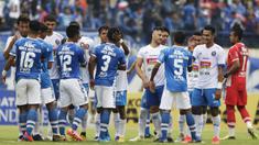 Para pemain Persib Bandung dan Arema Malang bersalaman usai bertanding pada laga Piala Indonesia di Stadion Si Jalak Harupat, Bandung, Senin (18/2). Persib bermain imbang 1-1 melawan Arema. (Bola.com/Vitalis Yogi Trisna)