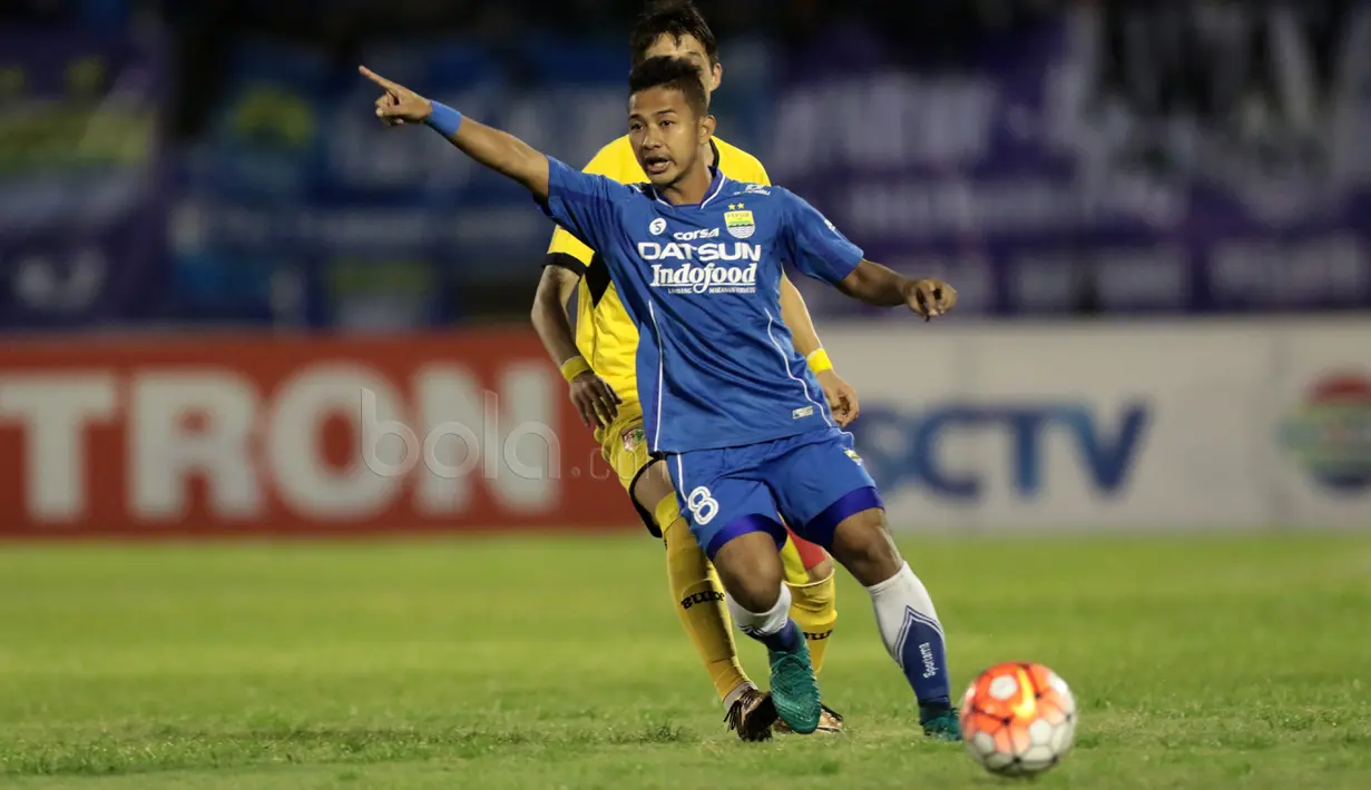 Pemain Muda Persib Bandung, Gian Zola saat melawan Mitra Kukar pada laga Piaala Presiden 2017 di Stadion Manahan, Solo, (22/4/2017). (Bola.com/Nicklas Hanoatubun)