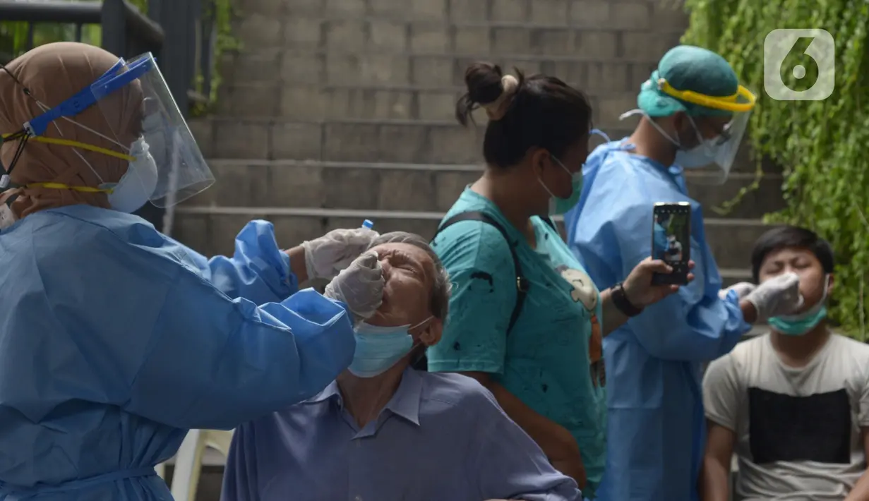 Petugas Puskesmas Taman Sari melakukan skrining Covid-19 dengan swab tes dan PCR di pusat perniagaan Glodok, Jakarta, Jumat (11/2/2022). Pemerintah terus berupaya memutus mata rantai penyebaran Covid-19 khususnya varian omicron untuk wilayah Taman Sari Jakarta Barat. (merdeka.com/Imam Buhori)