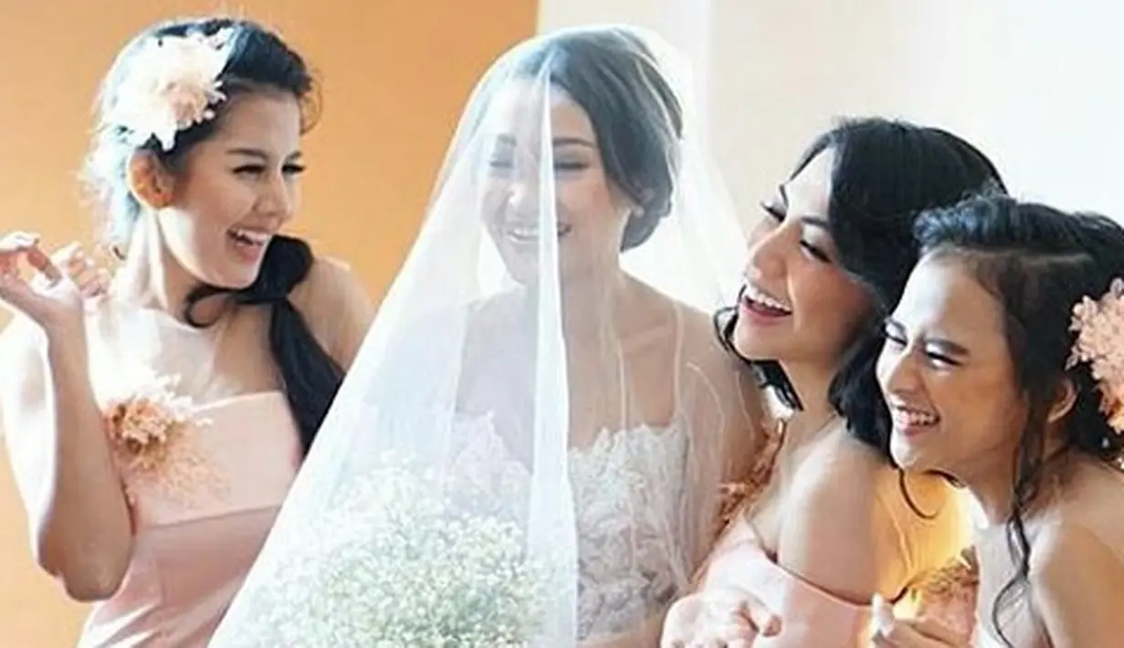 Sebelum resmi menikah, Felly eks Cherrybelle dan Mario Ricardo Tobing telah berpacaran selama tiga tahun. Mereka resmi berpacaran sejak 21 Februari 2015 silam dan 10 Februari 2018 resmi menjadi pasangan suami istri.  (Instagram/mantancherrybelle)