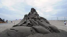 Sebuah patung pasir buatan seniman Jepang, Toshihiko Hosaka, ditampilkan di pantai Yasashigaura, Asahi, Chiba, (13/7/2014). (AFP PHOTO/Toshifumi Kitamura)