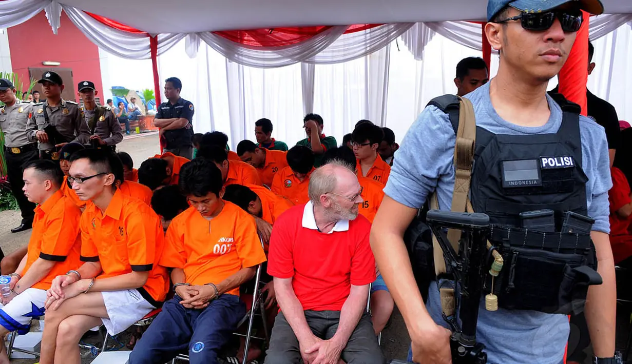 Para tersangka penyalahgunaan narkoba yang menggunakan seragam tahanan turut dihadirkan dalam pemusnahan tersebut, Tangerang, Kamis (19/6/14). (Liputan6.com/Faisal R Syam)