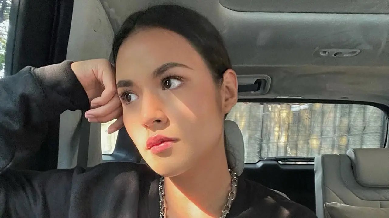Raisa Andriana Foto Selfie di Dalam Mobil Ini Curi Perhatian