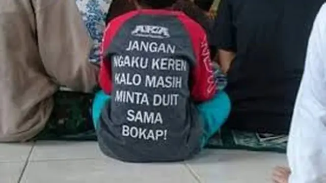 6 Tulisan di Belakang Kaus Berusaha Sindir Orang Ini Kocak