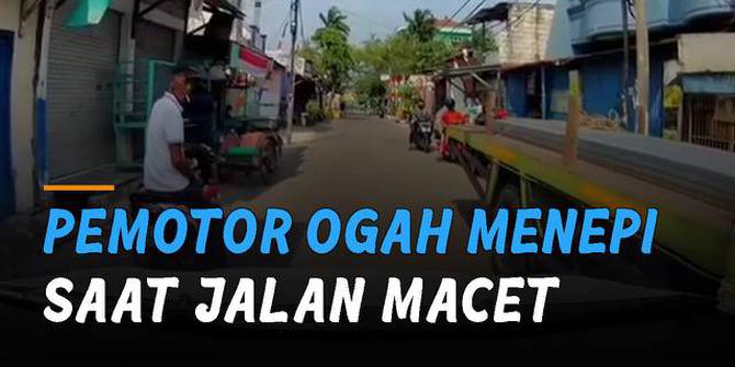 VIDEO: Pemotor Ogah Menepi Saat Jalan Kampung Macet, Buat Kesal Warganet